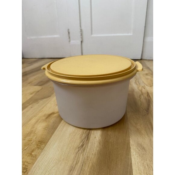 Vintage Tupperware Large Round Container with Yellow Lid - Picture 1 of 9
